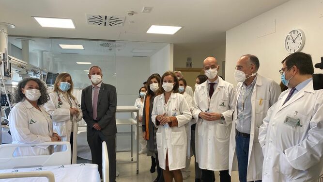 El gerente del Servicio Andaluz de Salud, Diego Vargas, en su visita a la Unidad de Cuidados Intermedios del Reina Sofía.