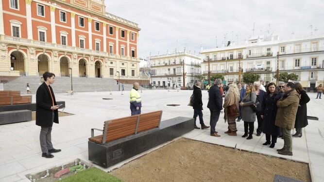 La alcaldesa muestra la remodelación de la  Plaza del Rey a distintos colectivos.
