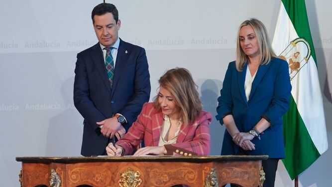 La ministra de Transportes, Movilidad y Agenda Urbana, Raquel Sánchez firma el acuerdo sobre vivienda en presencia de Juanma Moreno y Marifrán Carazo.