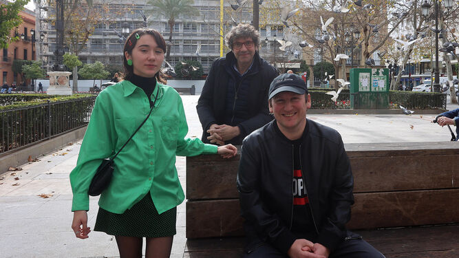 La actriz Zoe Stein, el director Tito López y el escritor Blue Jeans durante una visita a Sevilla.
