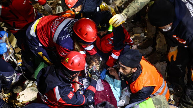 Rescate de una víctima en Kullar 110 horas después del terremoto.