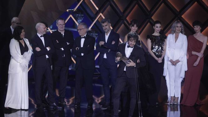 Los productores de 'As Bestas' recogen el Goya a la mejor película, que han entregado Penélope Cruz, Maribel Verdú, Miriam Díaz-Aroca y Ariadna Gil.