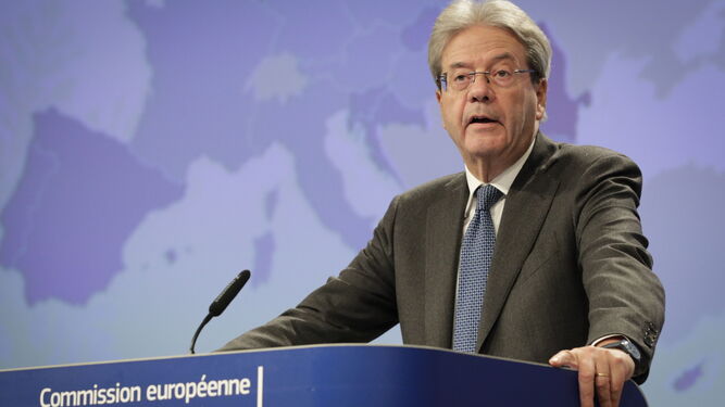 El comisario de Economía de la Comisión Europea, Paolo Gentiloni, en rueda de prensa este lunes en Bruselas.
