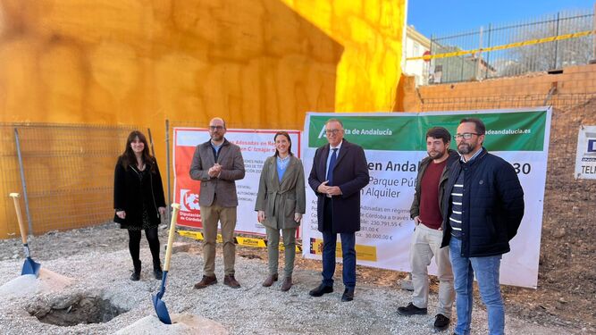 La Diputación de Córdoba pone la primera piedra de la nueva promoción en Carcabuey.