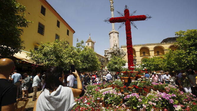 Cruz de Mayo ubicada junto al Triunfo de San Rafael de la Puerta del Puente.