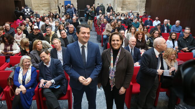 El alcalde, José María Bellido, y la presidenta del Imdeec, Blanca Torrent, con los representantes de las asociaciones.