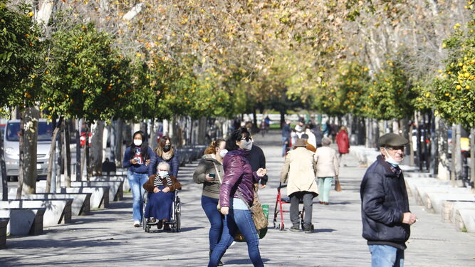 Varias personas caminan por el barrio de Ciudad Jardín.