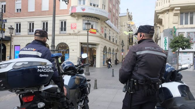 Dos agentes de la Policía Nacional de Córdoba.