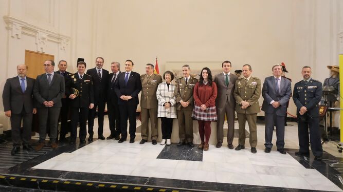 Foto de familia de los premiados en el Día de la Subdelegación de Defensa en Córdoba.