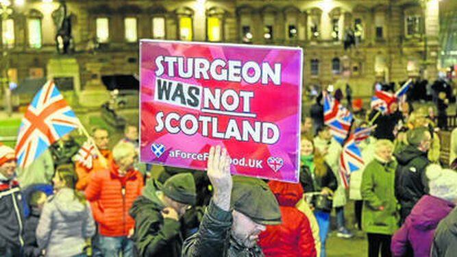 Un grupo de unionistas (contrarios a la independecia) celebran la dimisión de Nicola Sturgeon en Glasgow.