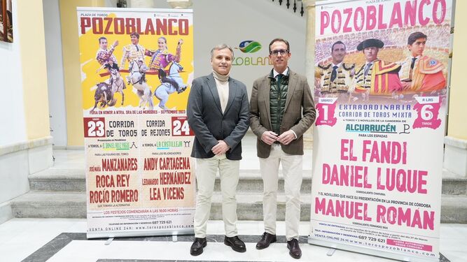 Antonio Tejero y Santiago Cabello, con el cartel de la temporada taurina de Pozoblanco.