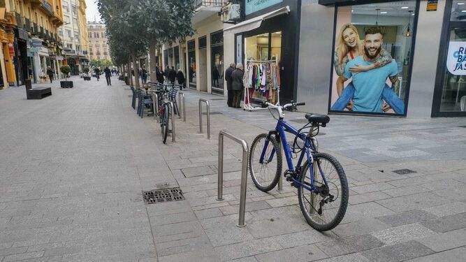 Bicicletas aparcadas en la calle Cruz Conde.