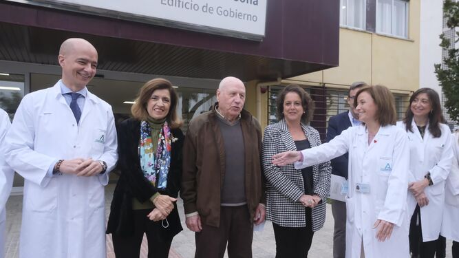 Domingo García, en el centro, primer paciente en recibir el tratamiento,