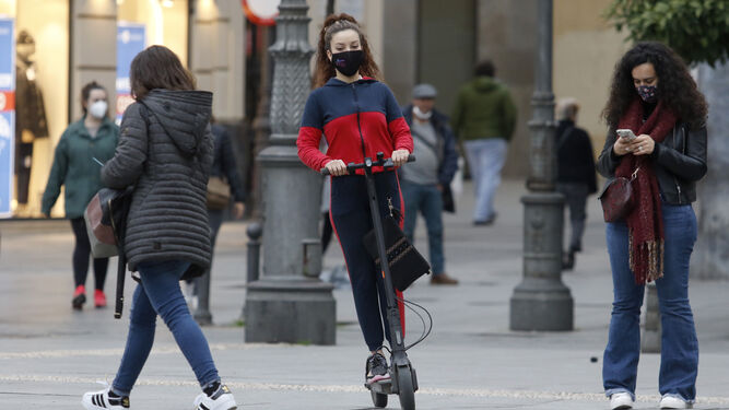 Una persona en un patinete eléctrico.