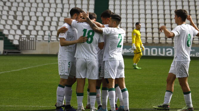 Los jugadores del Córdoba B celebran el primer gol de Pau ante el Ayamonte.