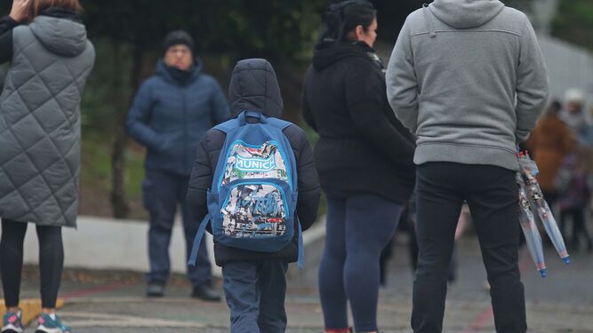 Un alumno se dirige hacia su centro escolar.