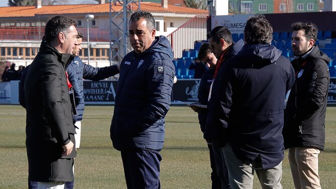 Germán Crespo charla con uno de los consejeros del Córdoba CF antes de un partido.