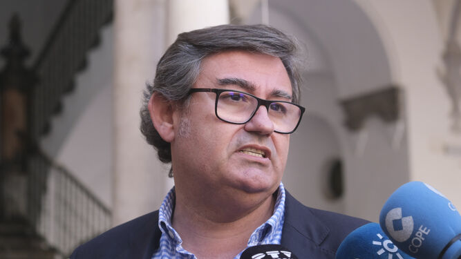 Javier González Calvo, presidente del Córdoba CF, en su atención a los medios de comunicación.