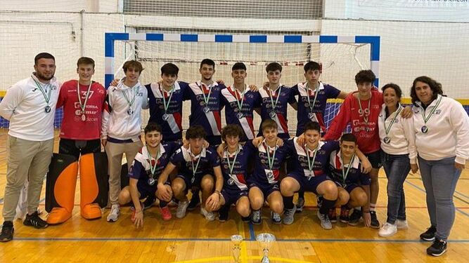 El equipo juvenil del Estudiantes '87 de Puente Genil cuando se proclamó campeón de Andalucía.