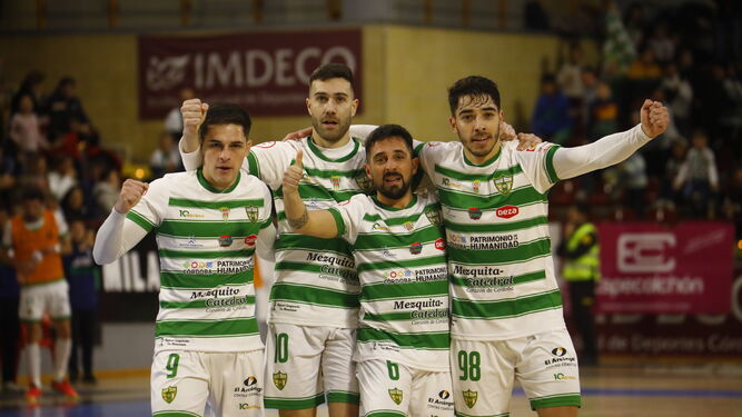 Saura celebra uno de sus goles con Viana, Jesulito y Perin.