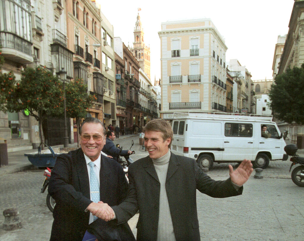 Manuel D&iacute;az con su entonces suegro, Victoriano Valencia, en el a&ntilde;o 2000 en el centro de Sevilla