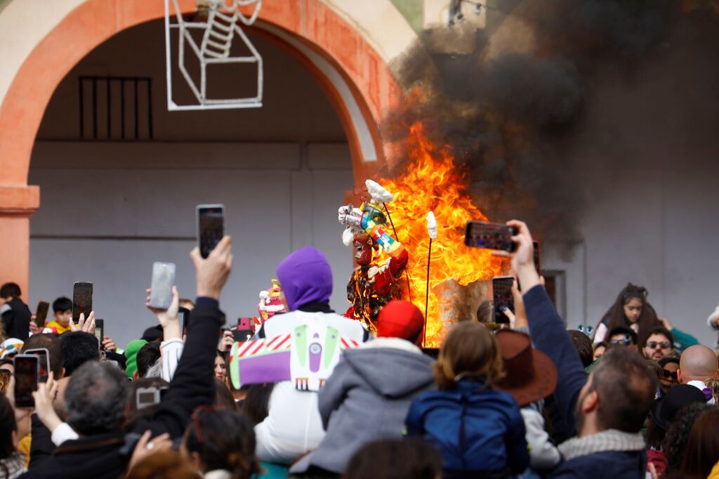 La quema del dios Momo pone punto y final al Carnaval de C&oacute;rdoba 2023, en fotograf&iacute;as