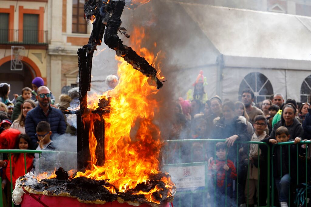 La quema del dios Momo pone punto y final al Carnaval de C&oacute;rdoba 2023, en fotograf&iacute;as