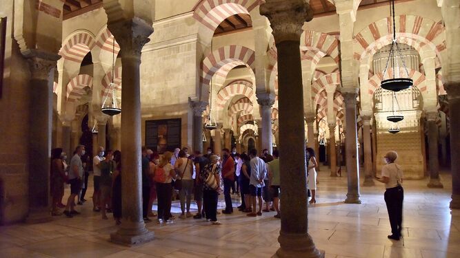 Turistas en el interior de la Mezquita-Catedral de Córdoba.