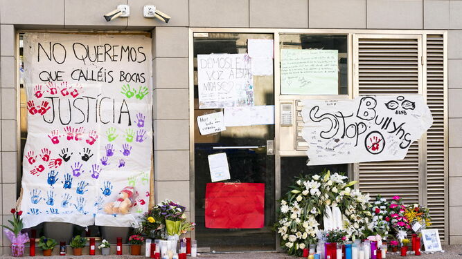 Velas, flores y pancartas en el domicilio de la menor de 12 años que se suicidó en Sallent (Barcelona).