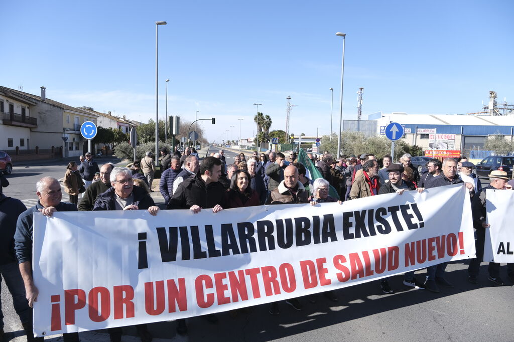 La protesta de los vecinos de Villarrubia, en im&aacute;genes