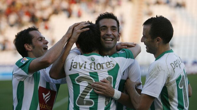 Charles, agasajado por Arteaga, Javi Flores y Pepe Díaz en un partido del Córdoba CF en 2010.