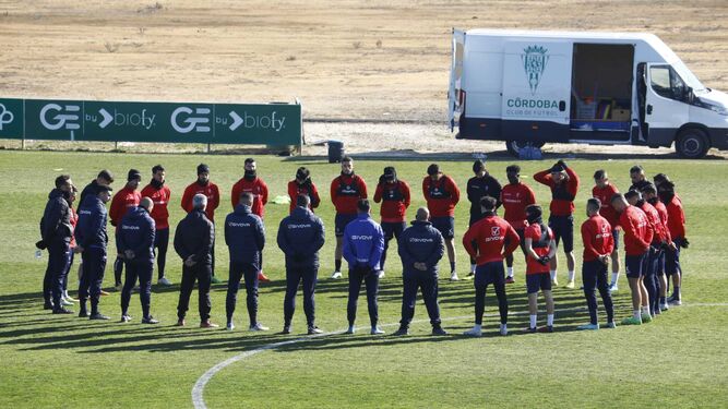 La plantilla y cuerpo técnico del Córdoba CF, durante el minuto de silencio.