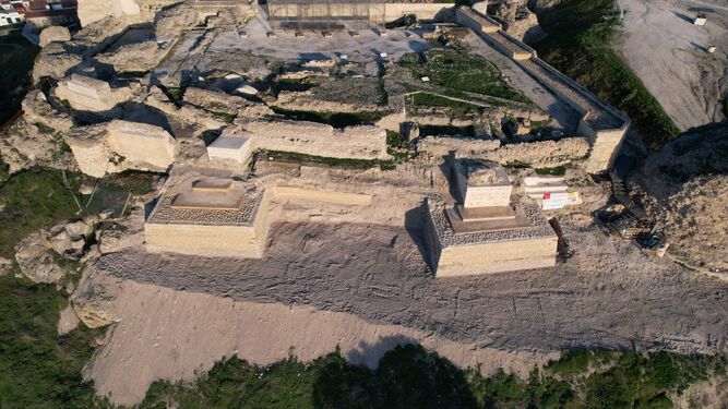 Vista aérea de los restos del Castillo de Aguilar de la Frontera.