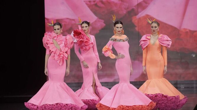 Diseños de color rosa fucsia en la colección de Ana Morón.