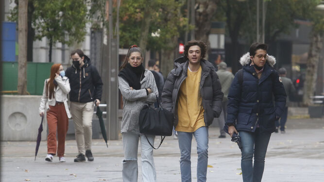 Varias personas se protegen del frío en Córdoba.