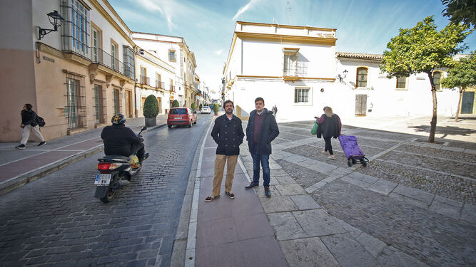 Manuel Romero y Bruno Escobar, en el barrio de Santiago, donde nació Catalina Hernández.