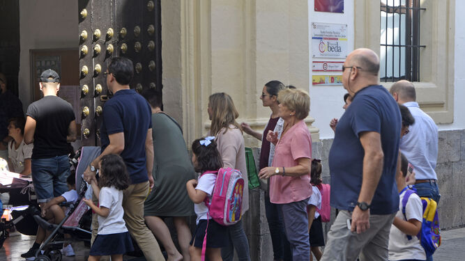 Escolares acceden a un centro educativo concertado de Córdoba.