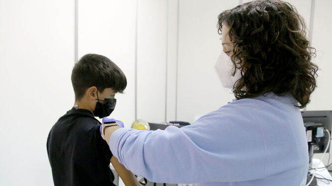 Una enfermera vacuna a un chico.