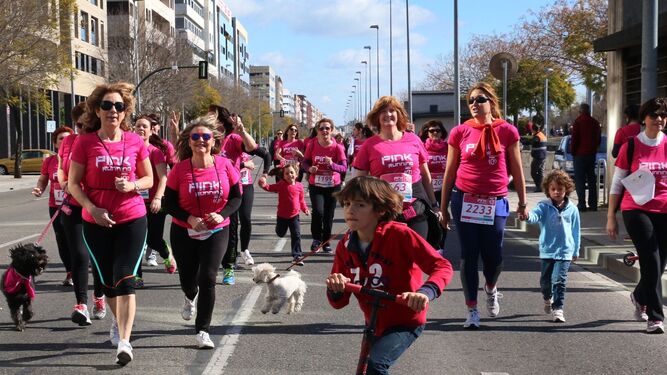 Un grupo de mujeres participan en una edición pasada de la Pink Running en Córdoba.