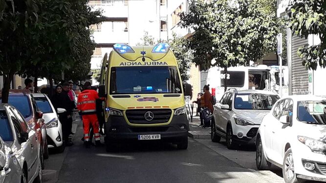 La ambulancia, en la calle Alcalde Sanz Noguer de Córdoba.