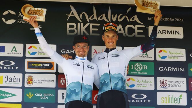 Wout Alleman y Fabian Rabensteiner celebran su victoria final en la Andalucía Bike Race.