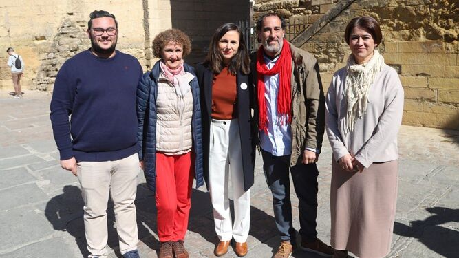 Ione Belarra con miembros de la candidatura de Hacemos Córdoba.