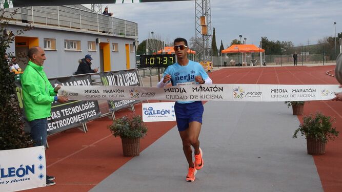 Mohamed Lansi cruza la línea de meta como ganador de la Media Maratón Ciudad de Lucena.