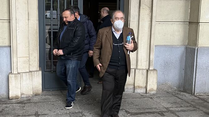 Carlos Estévez (con mascarilla), este lunes en la Audiencia de Sevilla tras la suspensión del juicio.
