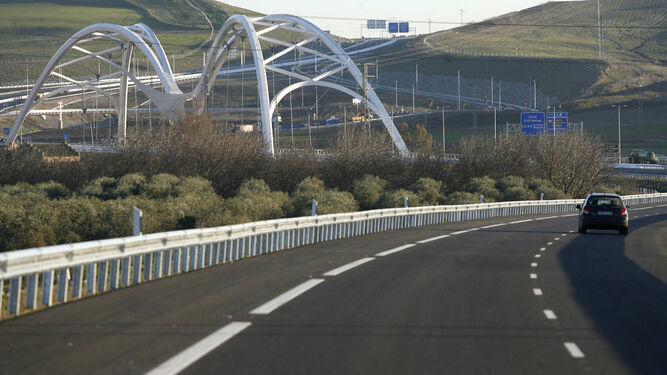 Primer tramo de la Variante Oeste de Córdoba, junto al puente de Ibn Firnas.