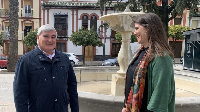 Alfonso Lorente, candidato del PP en Nueva Carteya, junto a Araceli Carrillo.