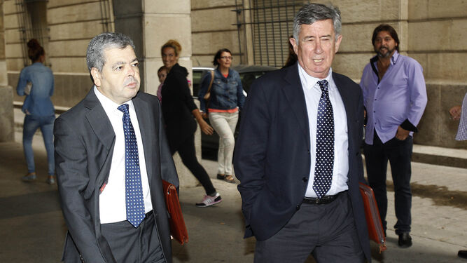 El ex viceconsejero de Empleo Agustín Barberá, con su abogado.