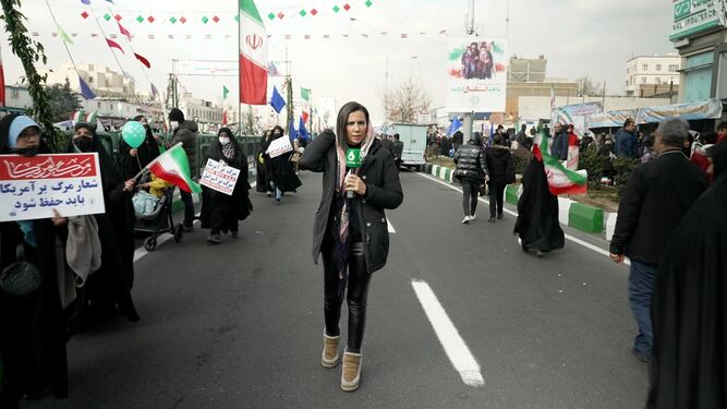 Ana Pastor en las calles iraníes en plena manifestación de mujeres en contra del velo, en el programa de este 8-M