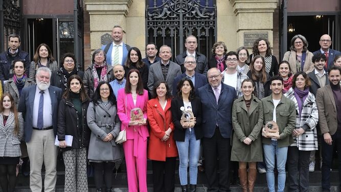 Foto de familia de los distinguidos por el 8M en la Universidad de Córdoba.