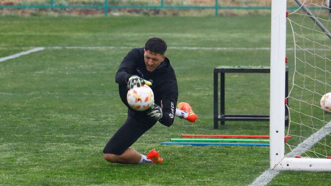 Carlos Marín detiene un balón en el entrenamiento del Córdoba CF de este miércoles.
